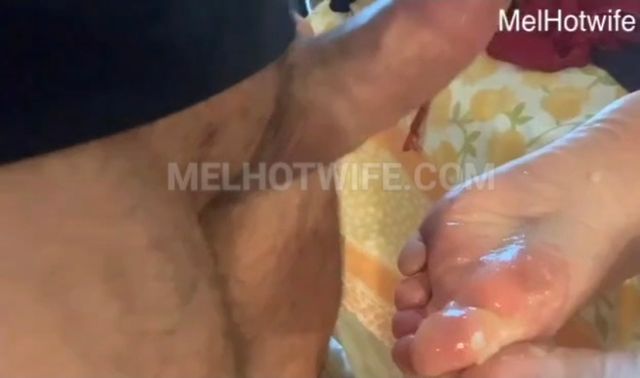 SAFADO ME COMEU NO PELO E GOZOU NO MEU PE PRO CORNO LIMPAR DEPOIS