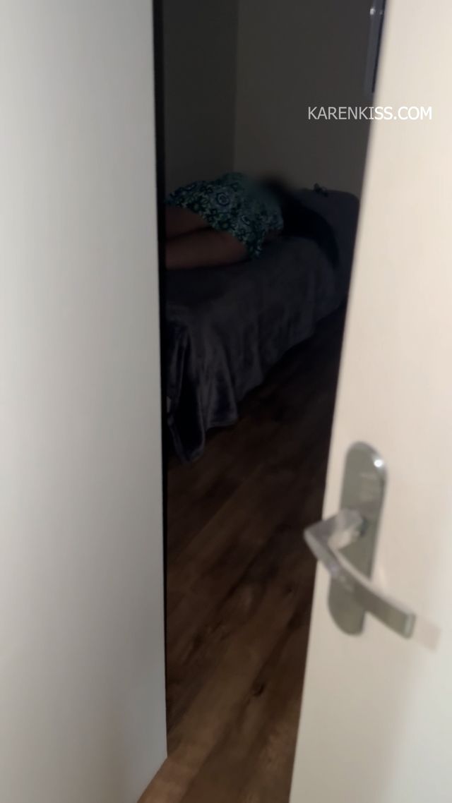 Deitada só de vestidinho para provocar no quarto de visitar com a bucetinha melada