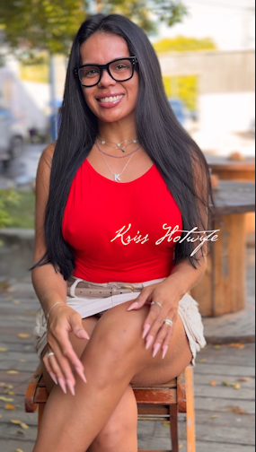 Bem safada me masturbando no lava jato enquanto o carro estava sendo lavado