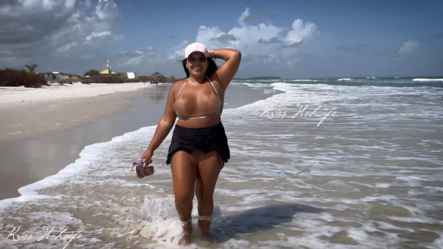 Andando nuazinha na praia de Salinas - Pará