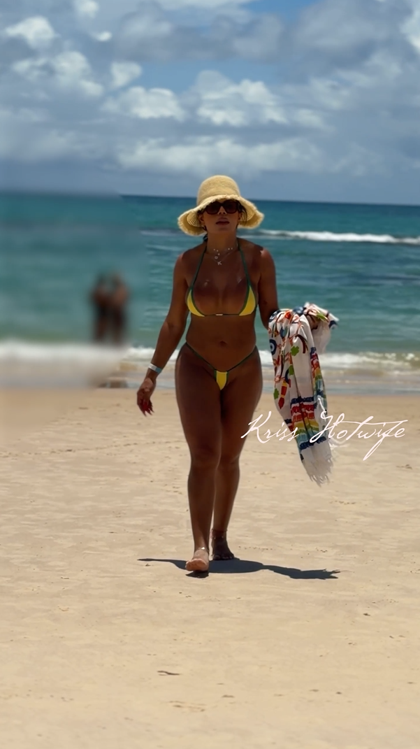 Bem puta me exibindo na praia e na barraca de praia em Maceió com meu biquíni minúsculo😏🤤😈