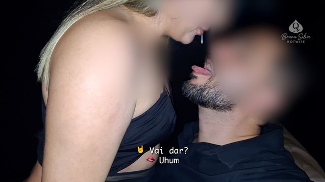 Mamei o macho em público, me levou para a cabine, gozou na minha boca e dividi com o corno