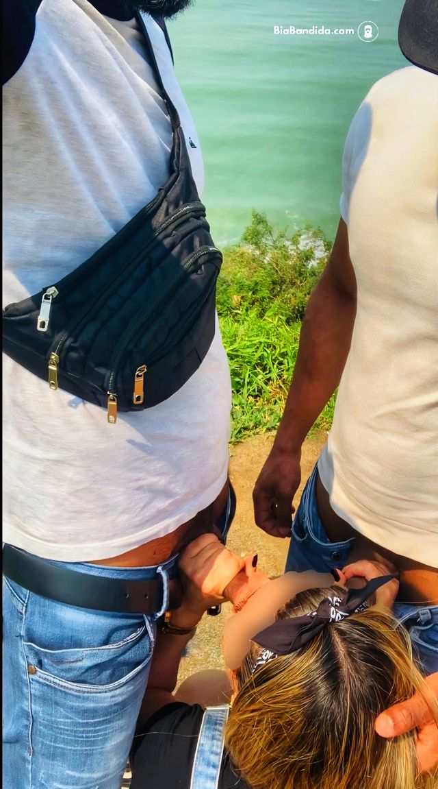 FODA 4 - VIAGEM DO CASAL AO LITORAL - FINALMENTE, CHEGAMOS NA PRAIA, E ELES ME COLOCAM PRA MAMAR LÁ 